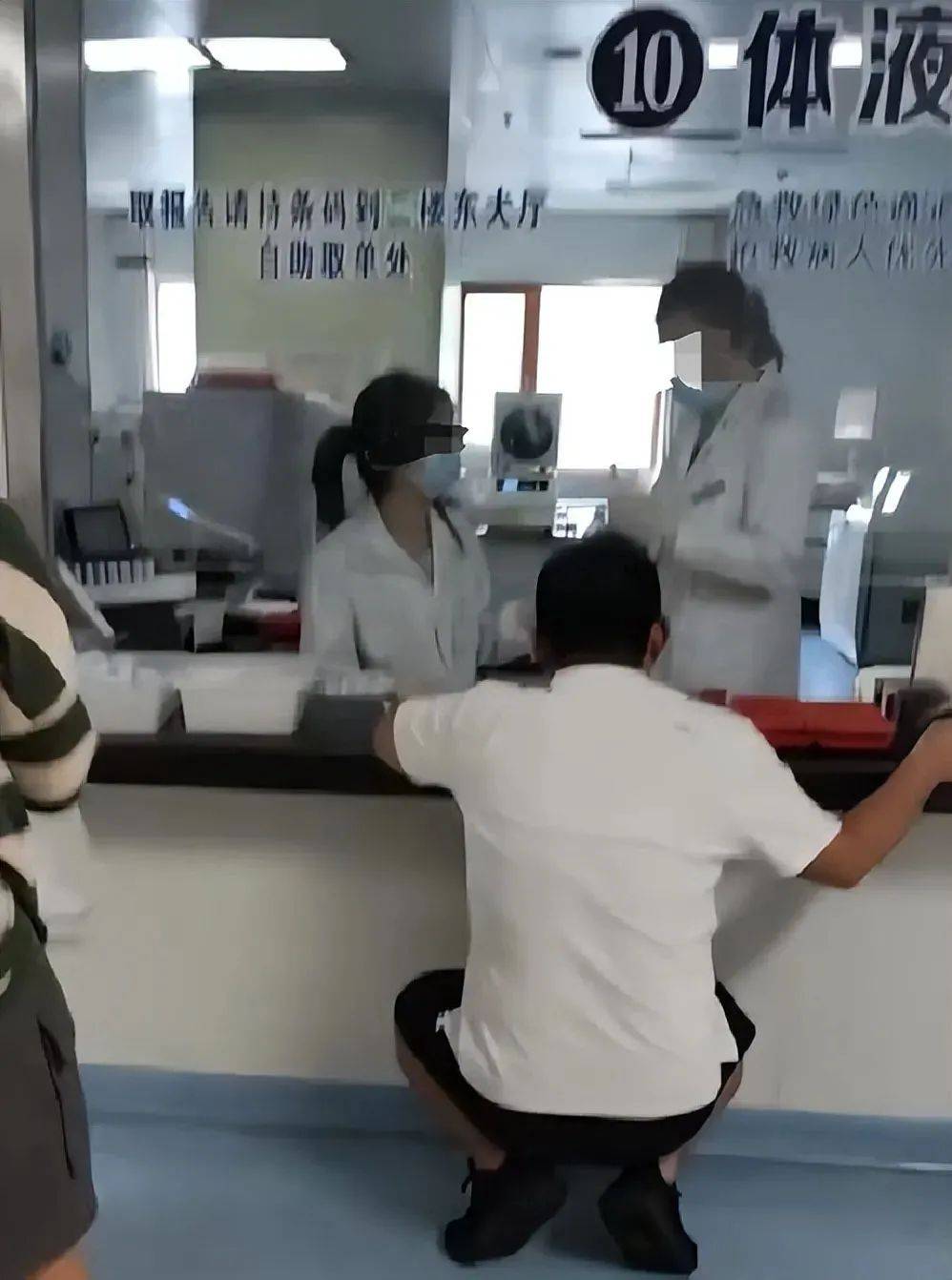 一医院现“丁义珍式”窗口，院方回应