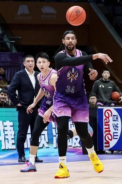 CBA自由市场开闸！19+13怪兽无人认领 朱芳雨电话该响了