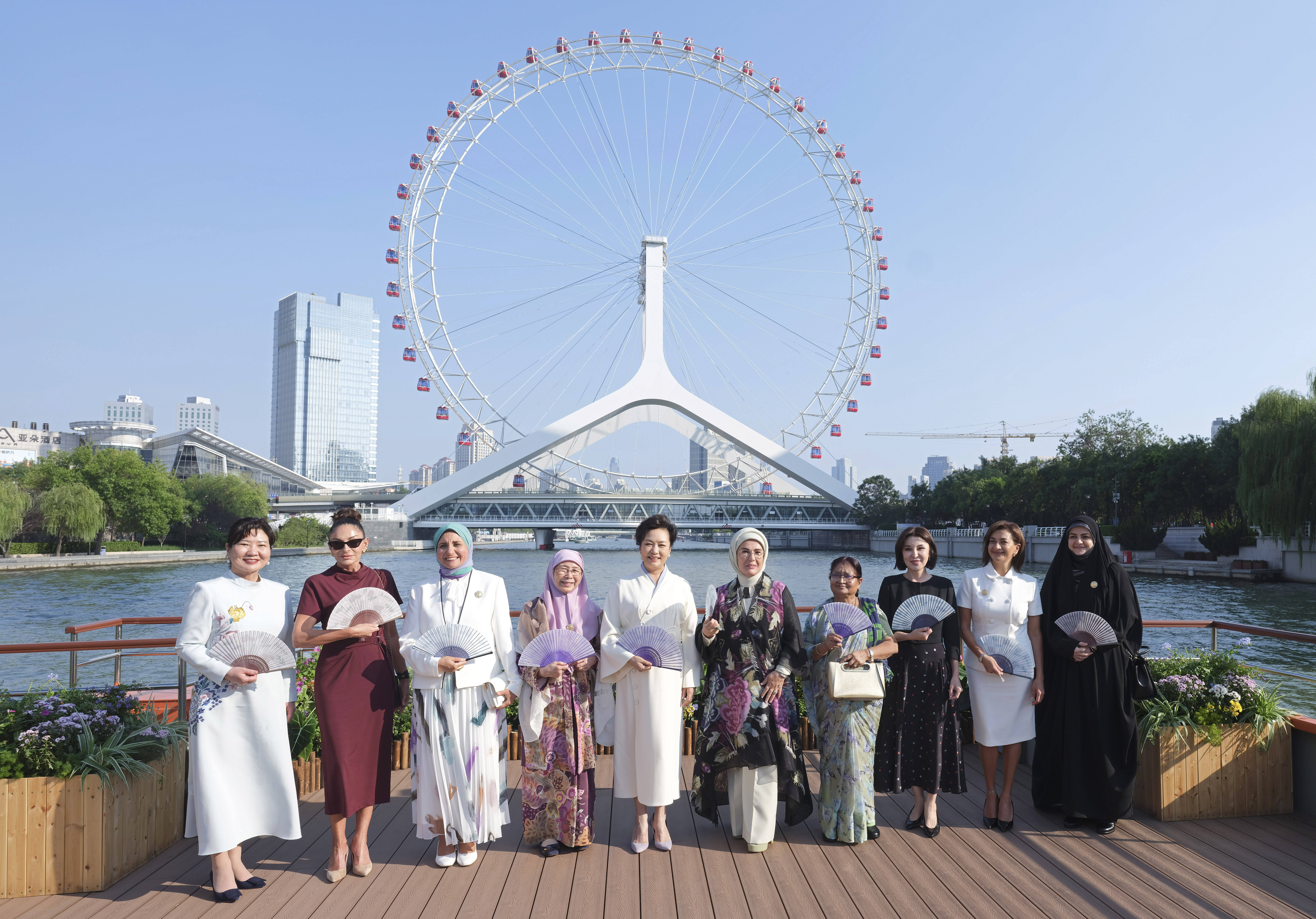 上合组织天津峰会|彭丽媛同出席2025年上海合作组织峰会外方领导人夫人游览天津海河