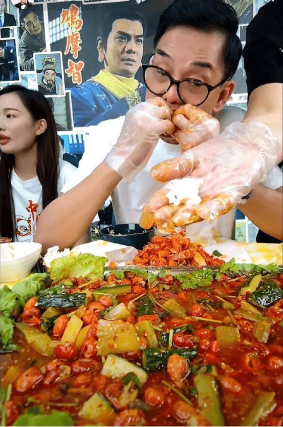 TVB金牌绿叶内地买600平别墅，曾欠债百万，直播吃“牛屎”火锅