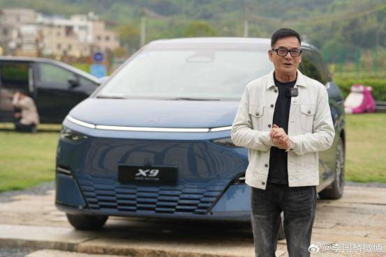 TVB金牌绿叶内地买600平别墅，曾欠债百万，直播吃“牛屎”火锅