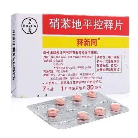 从屎里扒拉出完整药片，他决定洗洗再吃下去，就此再也不用买药了！