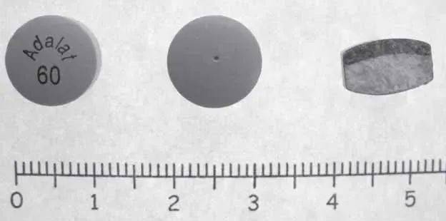 从屎里扒拉出完整药片，他决定洗洗再吃下去，就此再也不用买药了！