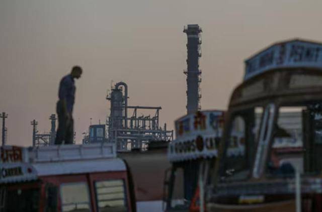 美元迪拉姆统统不好使，俄罗斯告诉印度，买俄油最好用人民币付款