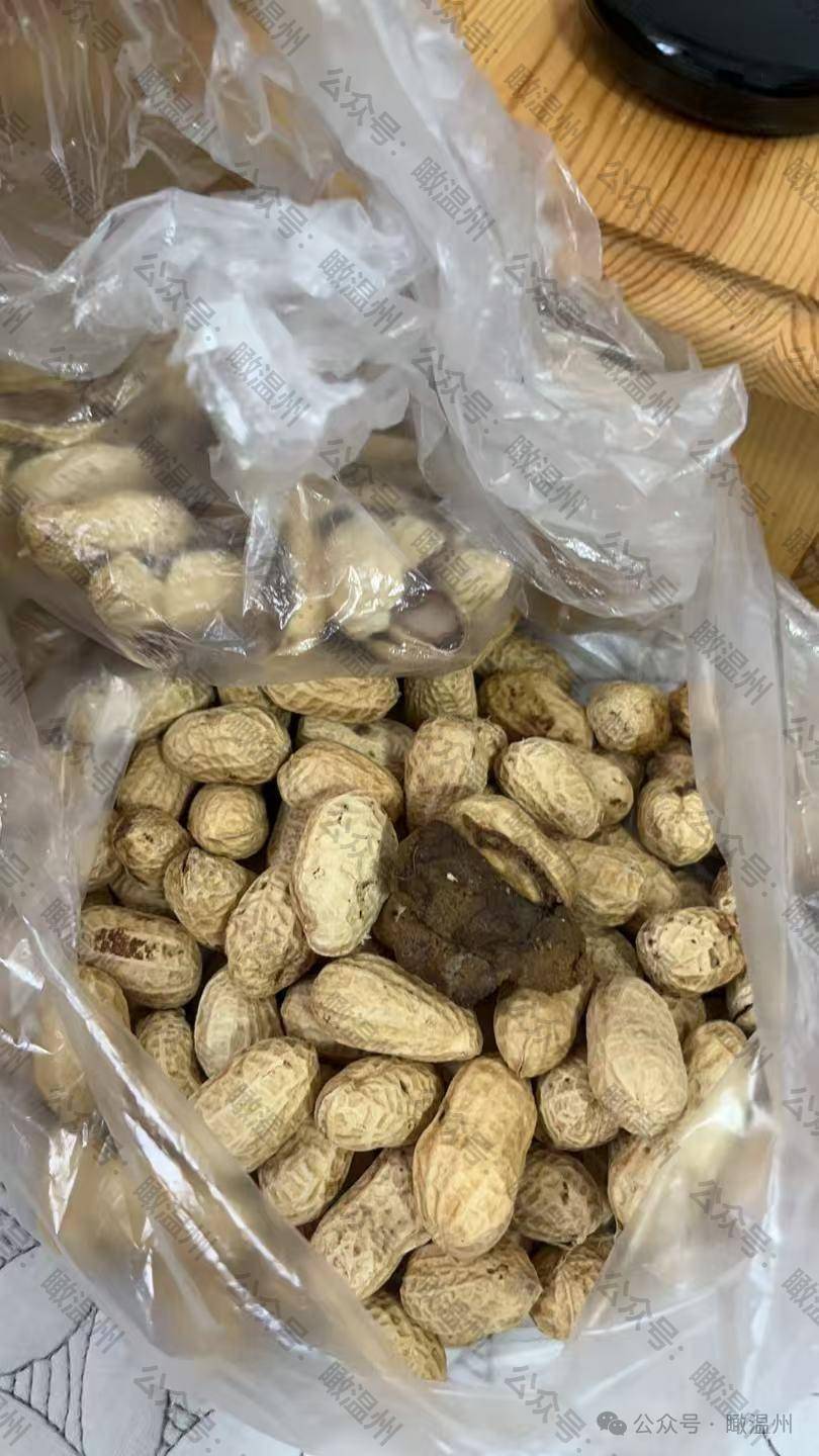 太离谱!温州知名老店买东西夹赠一坨屎?